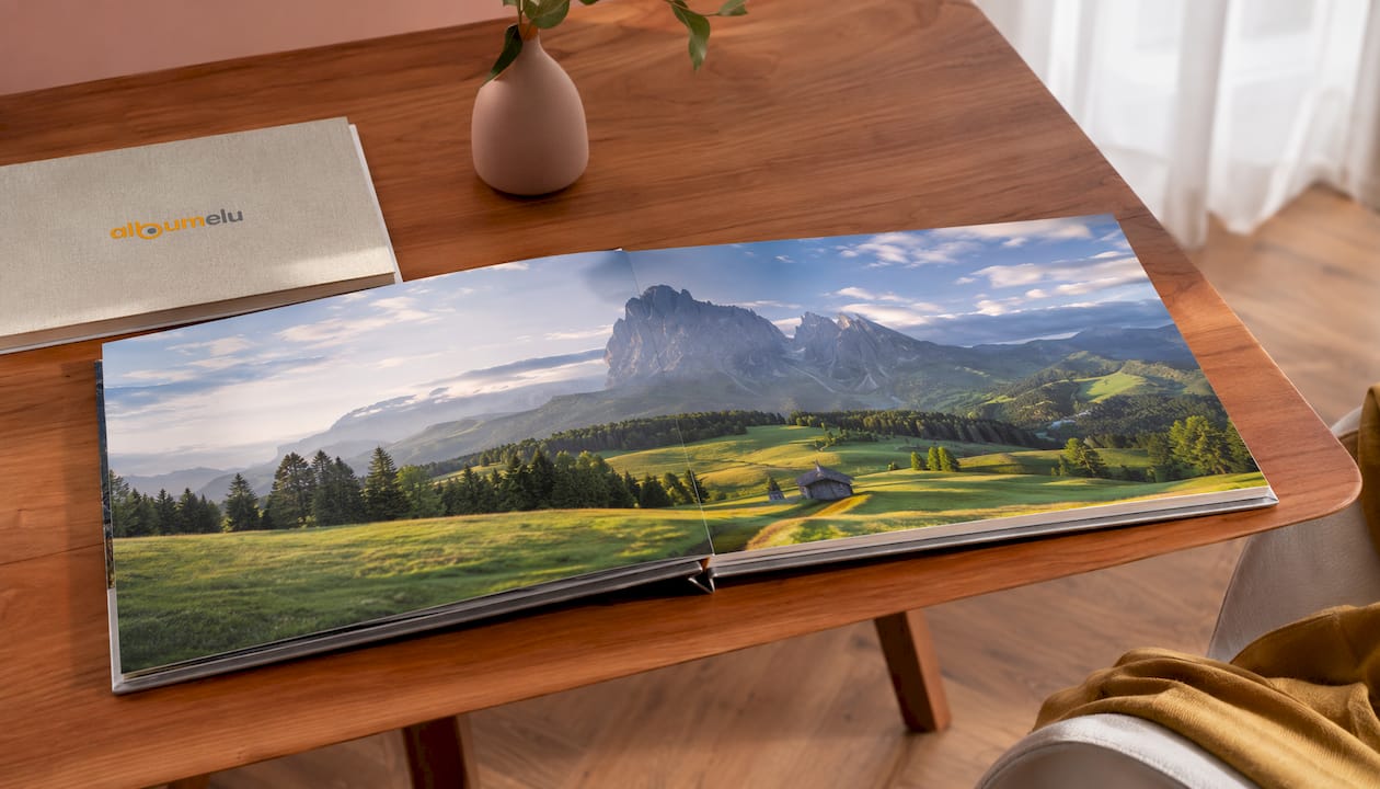 Detaliu de aproape al unei fotografii cu tonuri naturale, tipărită pe hârtie premium pentru albume foto