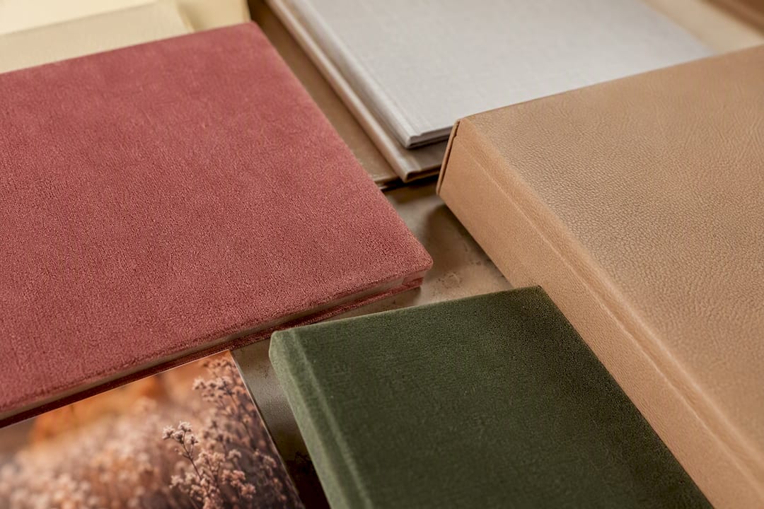 Detaliu cu texturile materialului de pe coperta unui album foto