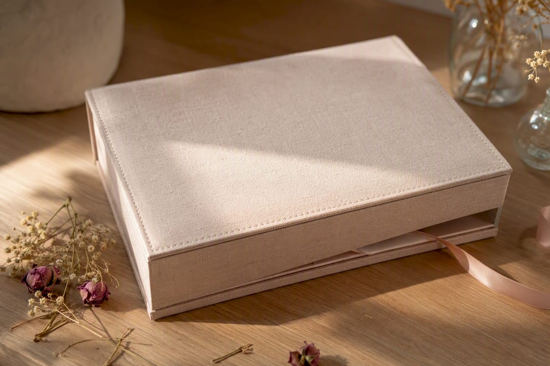 Cutie pentru album foto din material textil pastel, prim-plan