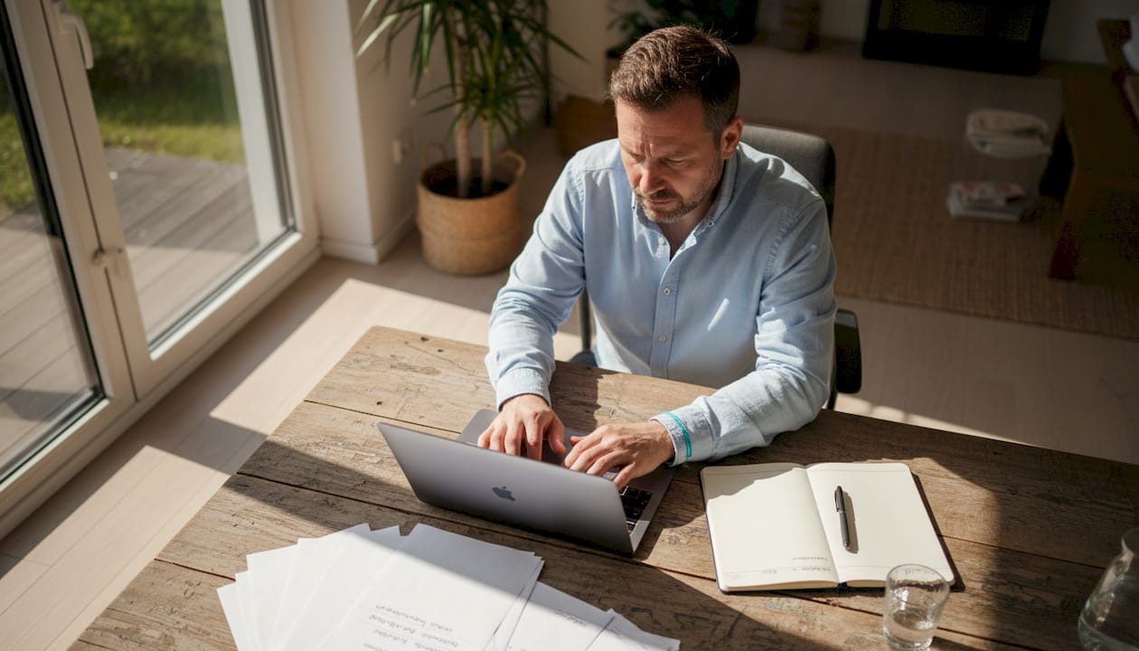 Jemand organisiert eine Veranstaltung vom heimischen Schreibtisch aus.