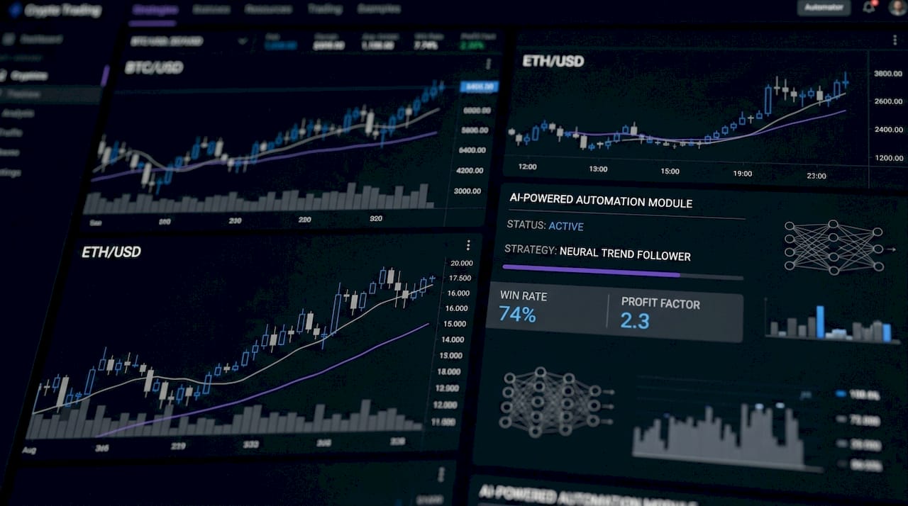 Жінка вивчає криптоконцепції вдома