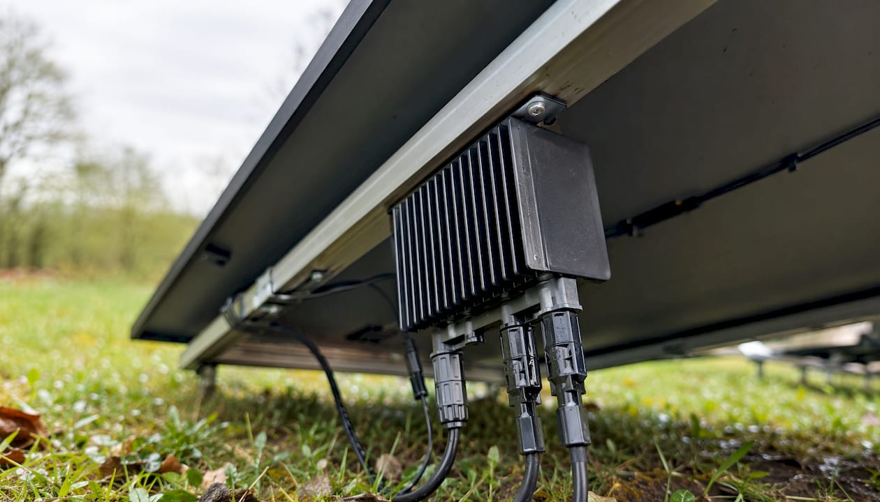 Detailopname van een vermogensoptimizer op een zonnepaneel