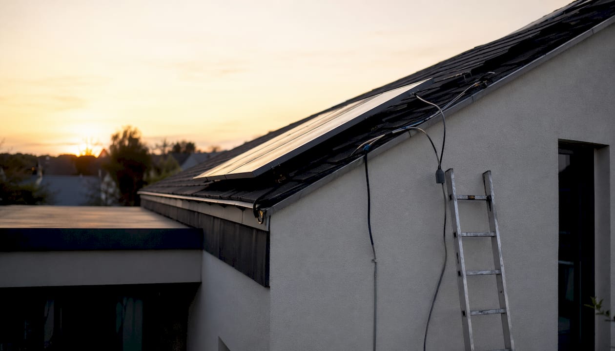 Ongelijk geplaatste zonnepanelen die deels in de schaduw liggen