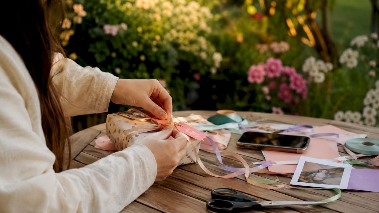 Hands customizing gift order with smartphone preview