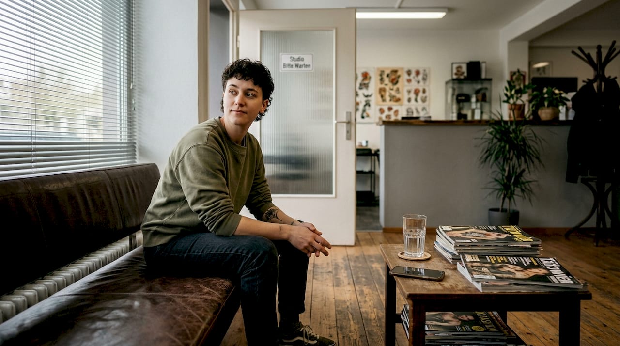 Ganz entspannt wartet jemand auf seinen Termin beim Tätowierer.