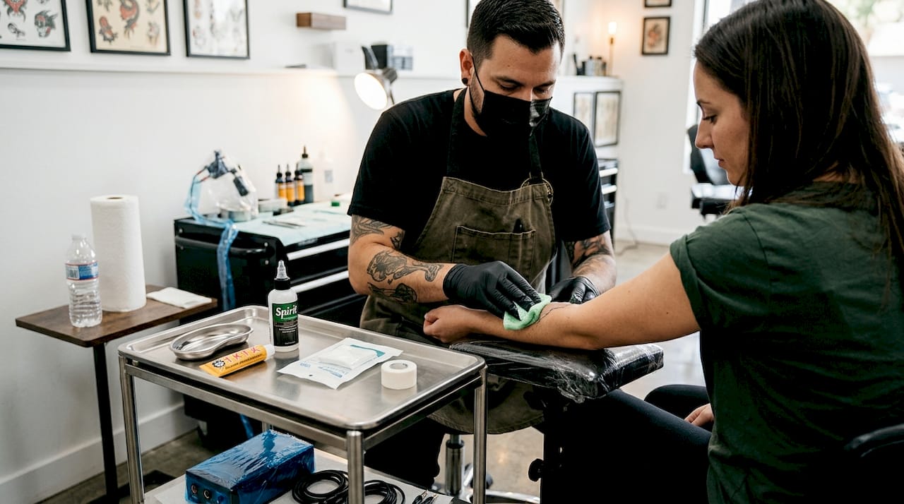 Cómo preparar la piel para un tatuaje usando crema anestésica