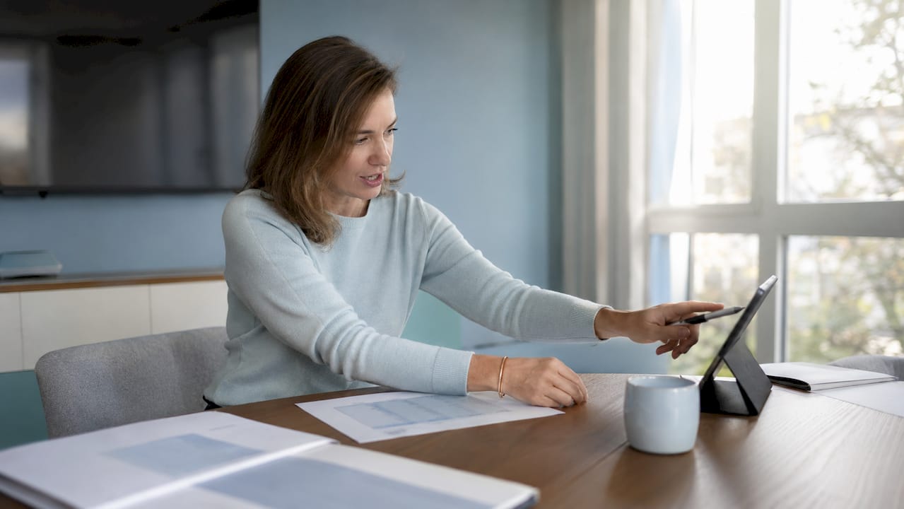 Mit geschultem Blick werden die Unterlagen zur Hotelmarketing-Analyse sorgfältig geprüft – von den ersten Inputs bis hin zu den finalen Ergebnissen.