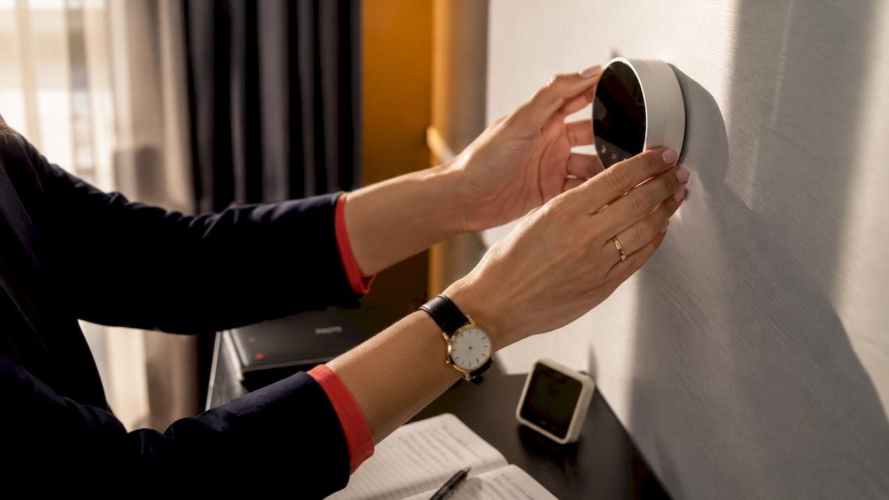 Ein Fachmann installiert das intelligente Thermostat und richtet es individuell ein.