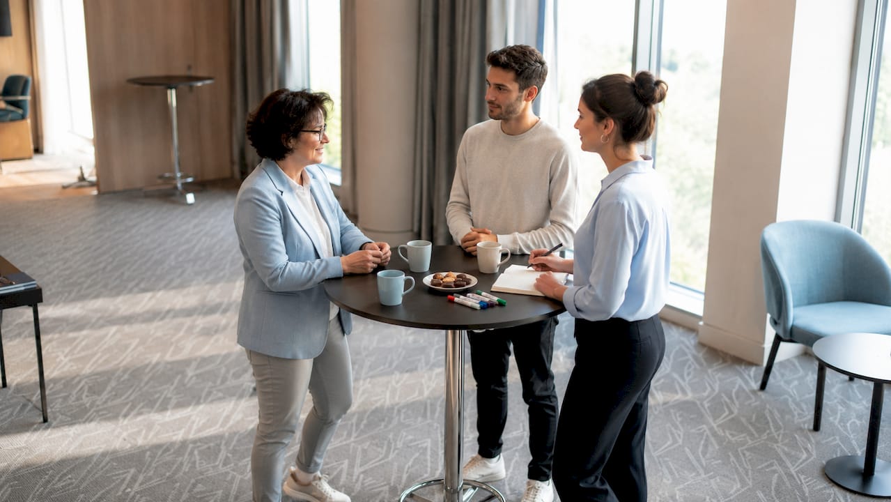 Das Team erarbeitet gemeinsam die Strategie zur Ansprache der Zielgruppe.