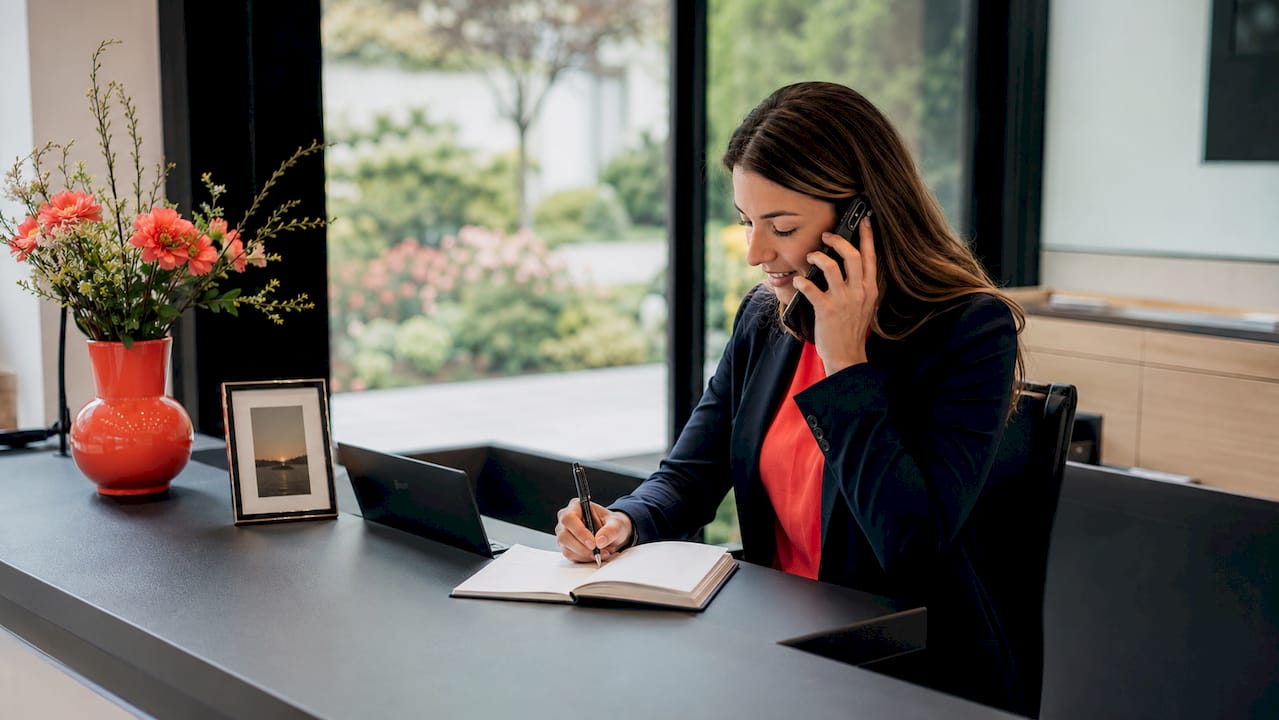 Eine Hotelangestellte setzt ihr Smartphone gezielt für die Kommunikation mit Gästen ein.