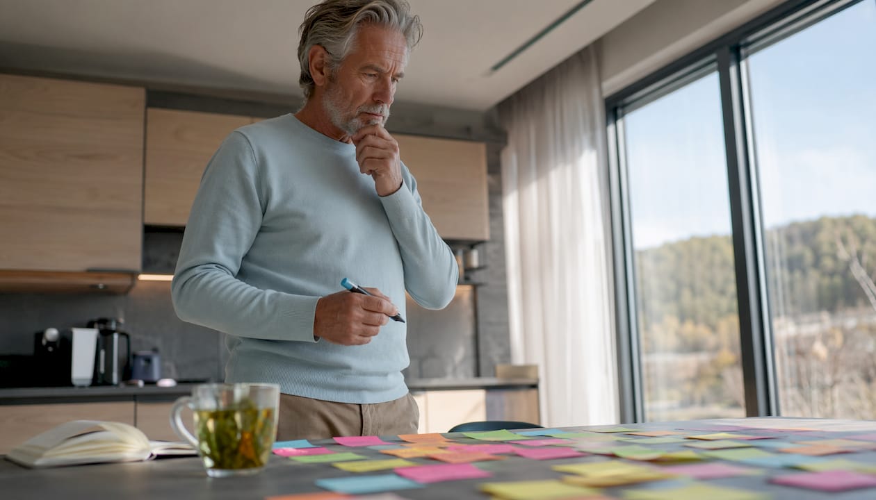 Ein Hotelier entwickelt mit Hilfe eines Whiteboards eine Strategie, um die Sichtbarkeit seines Hauses durch Künstliche Intelligenz zu erhöhen.