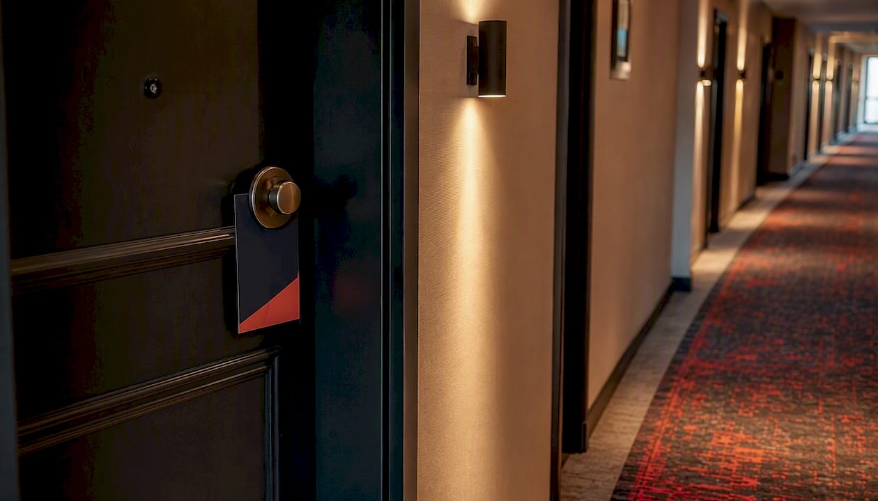 An der Tür eines Hotelzimmers hängt ein Schild mit dem Hinweis auf ein Upgrade.