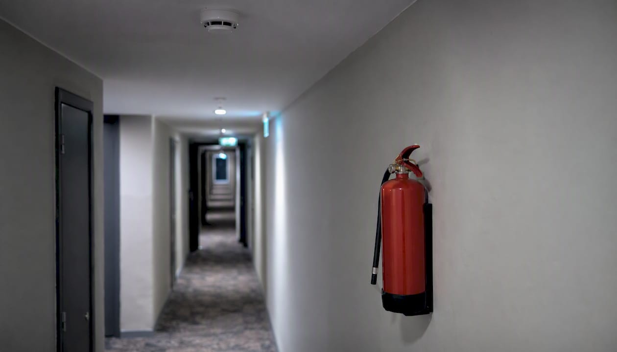 Im Hotelflur befinden sich ein Feuerlöscher und ein Rauchmelder – für Ihre Sicherheit immer griffbereit.