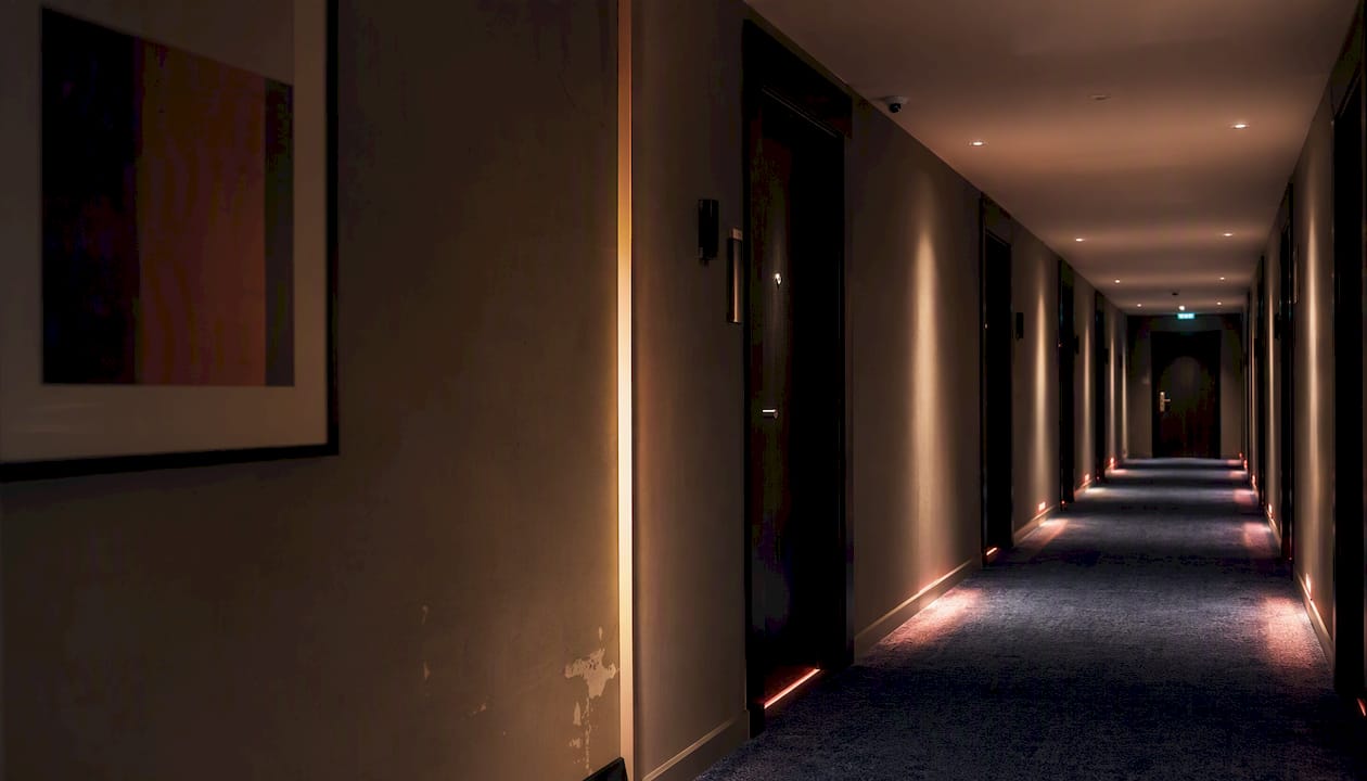 Ein Hotelflur, in dem eine kleine Überwachungskamera installiert ist.