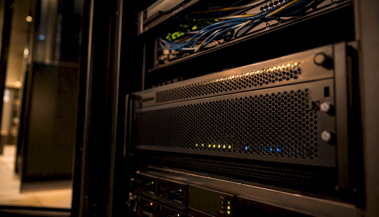 Server-Schrank im Hotel mit Edge-Gerät