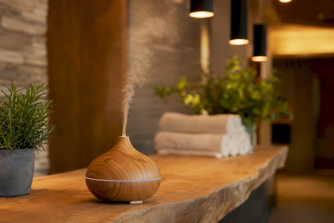 Feiner Duftnebel aus einem Holz-Aromadiffuser schafft im Hotel-Spa eine entspannende Atmosphäre.