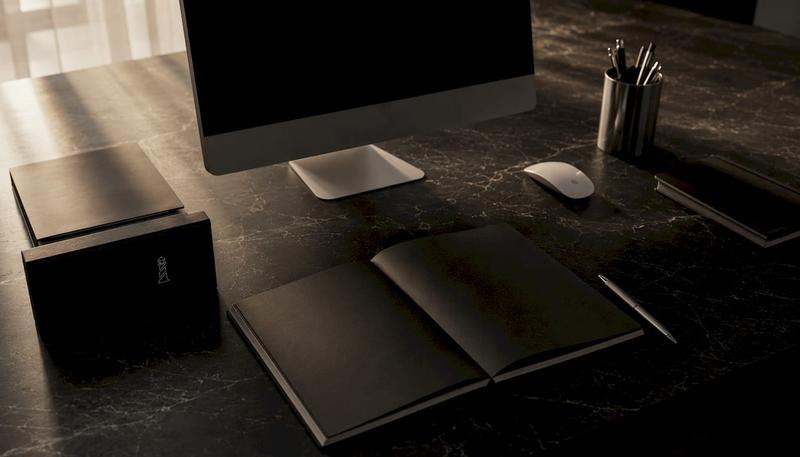 Espace de travail équipé d’un écran d’ordinateur et des accessoires dédiés au référencement naturel.