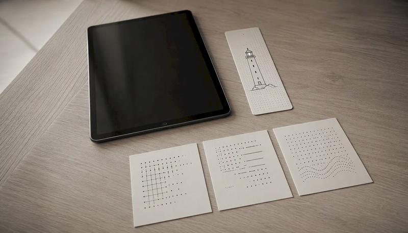 Bureau épuré accompagné de fiches FAQ illustrant les points essentiels
