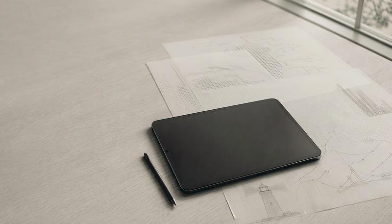 Espace de travail équipé d'une tablette et de graphiques de données