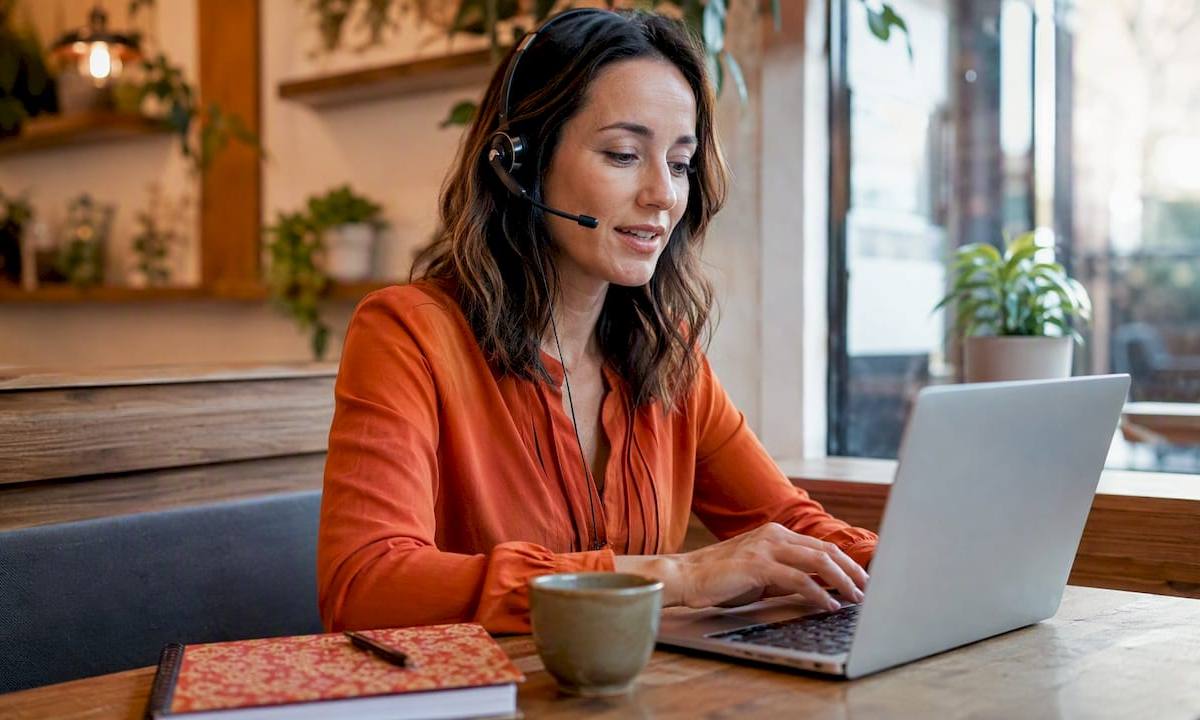 Customer service rep handling scheduling call