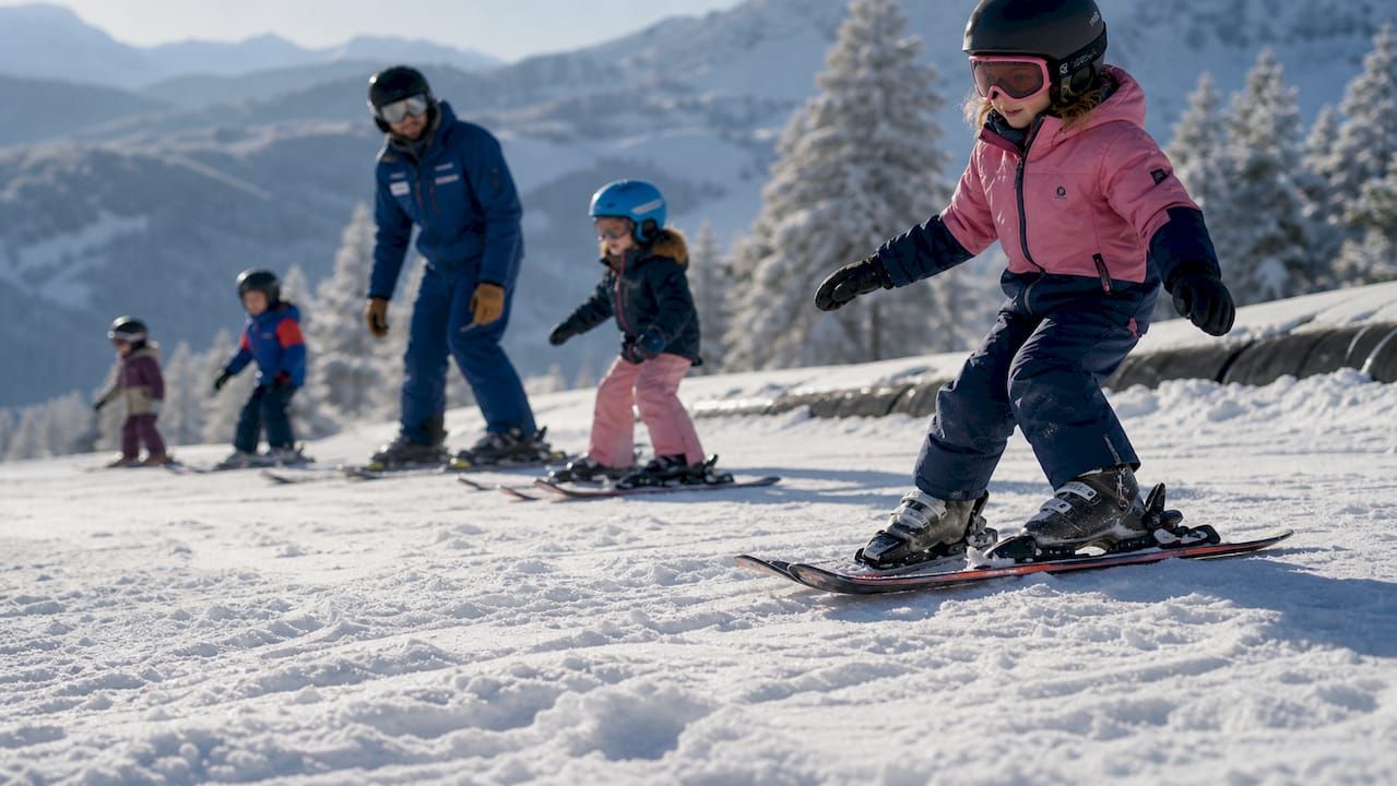 Kinder lernen Skifahren auf sanfter Piste