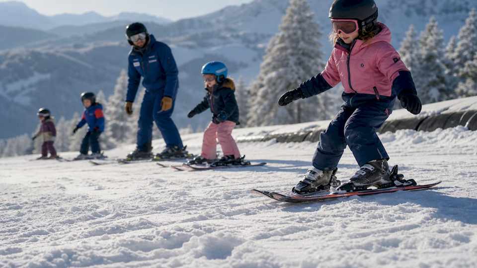 Kinder lernen Skifahren auf sanfter Piste