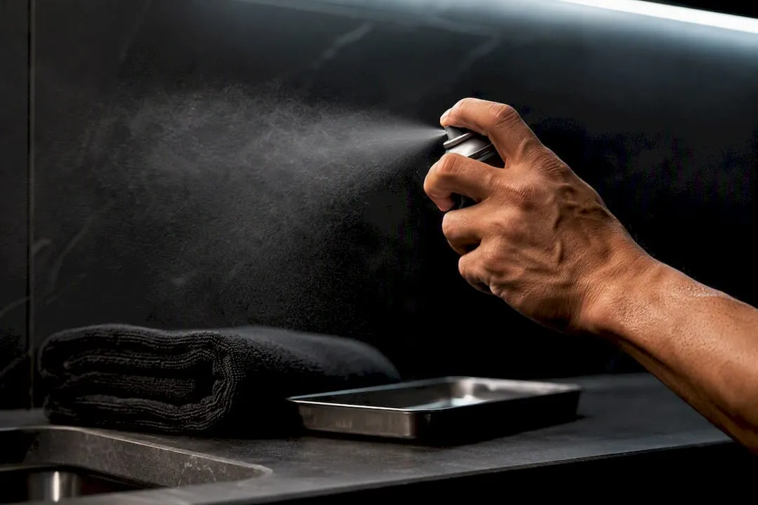 Fine aerosol mist from body spray
